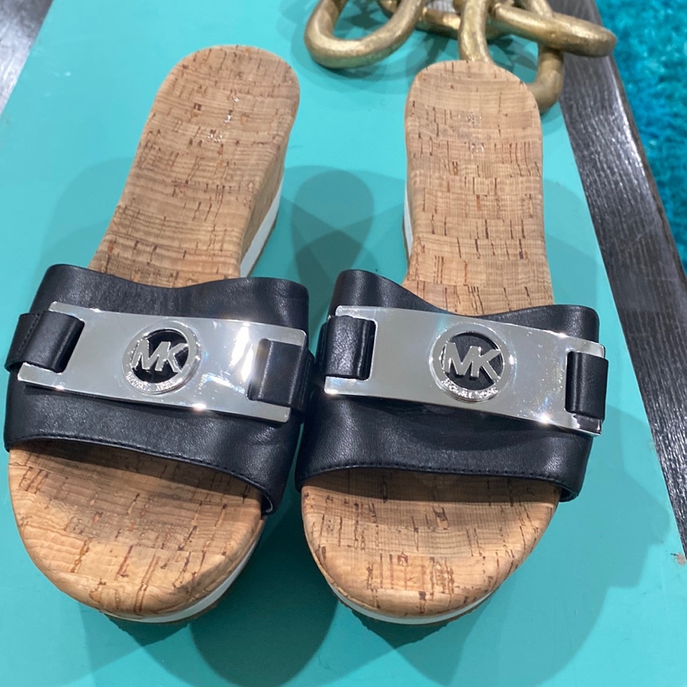 Heeled platform slides